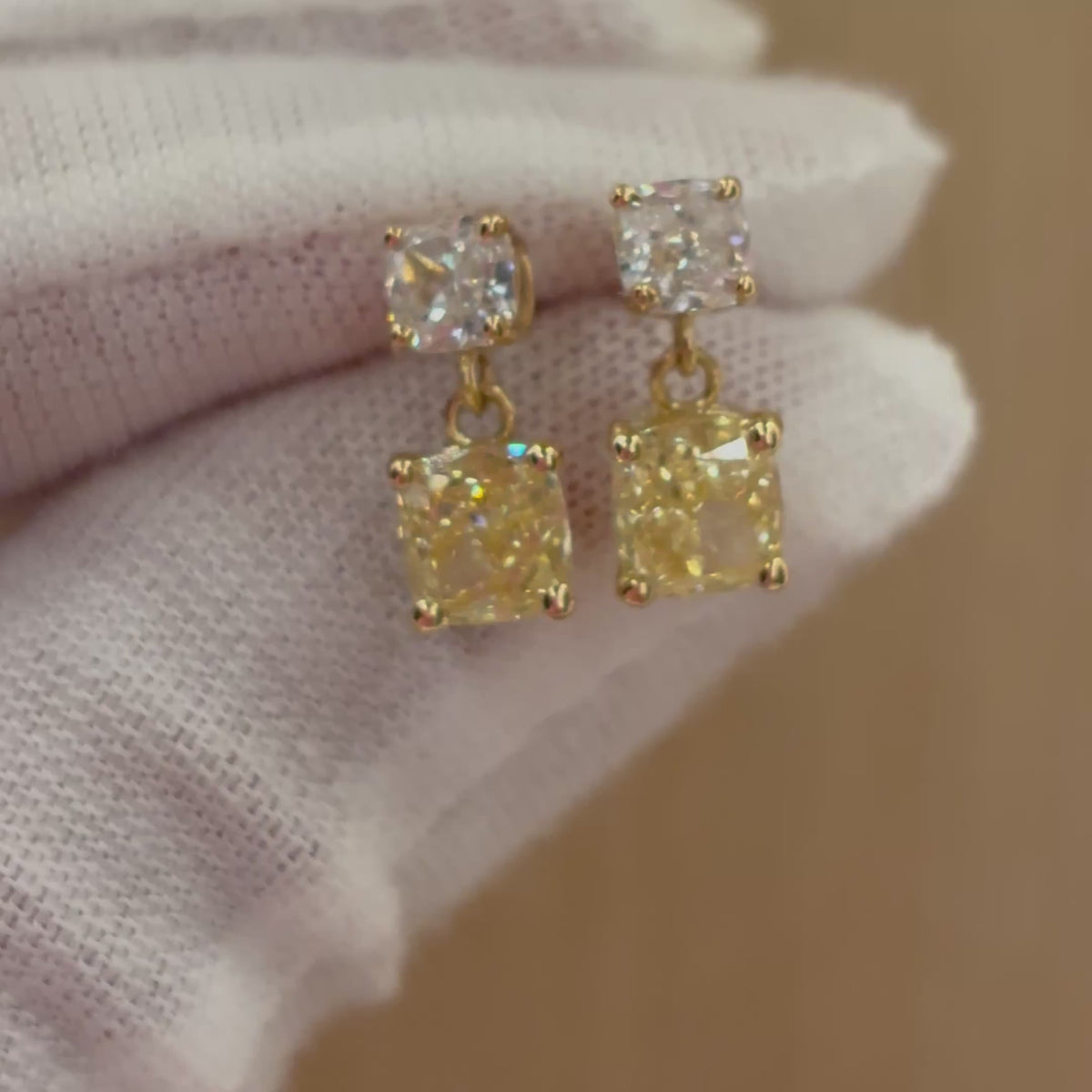 Video of the Sunlit yellow and white diamond drop earrings in 18K gold.